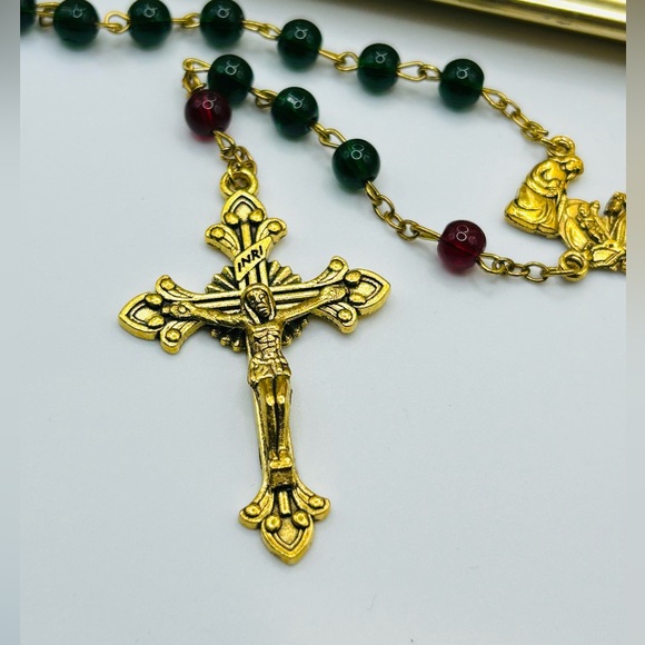 6-item Lot Religious Decor, Framed artwork, Rosary, crucifix Virgin Mary Jesus - Picture 10 of 13